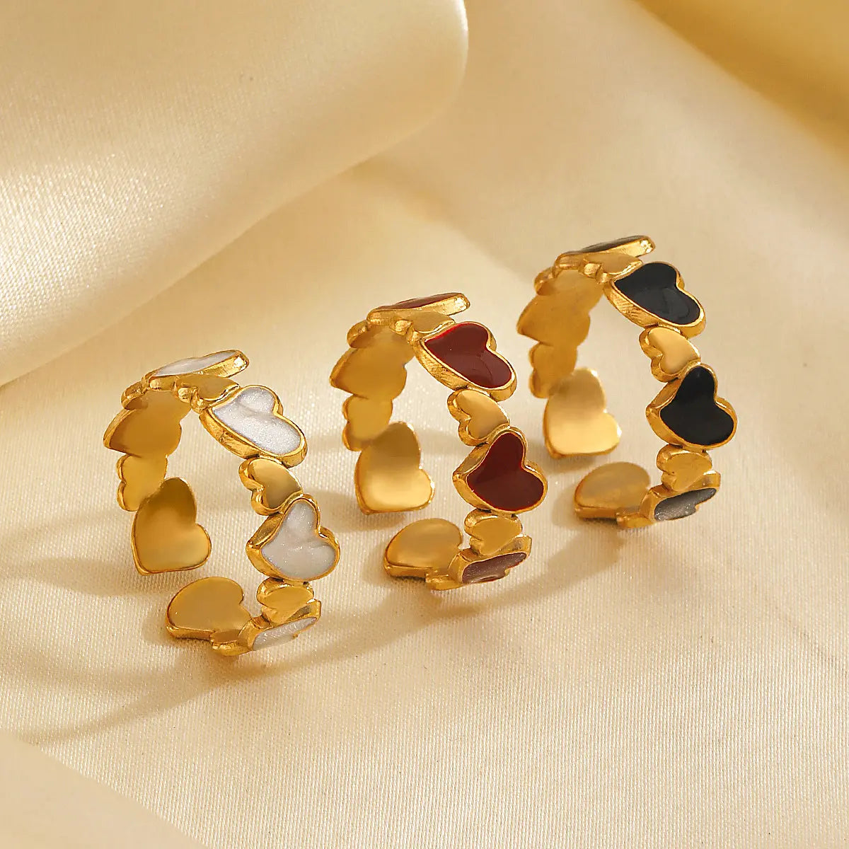 Precioso anillo de acero inoxidable en forma de corazones.