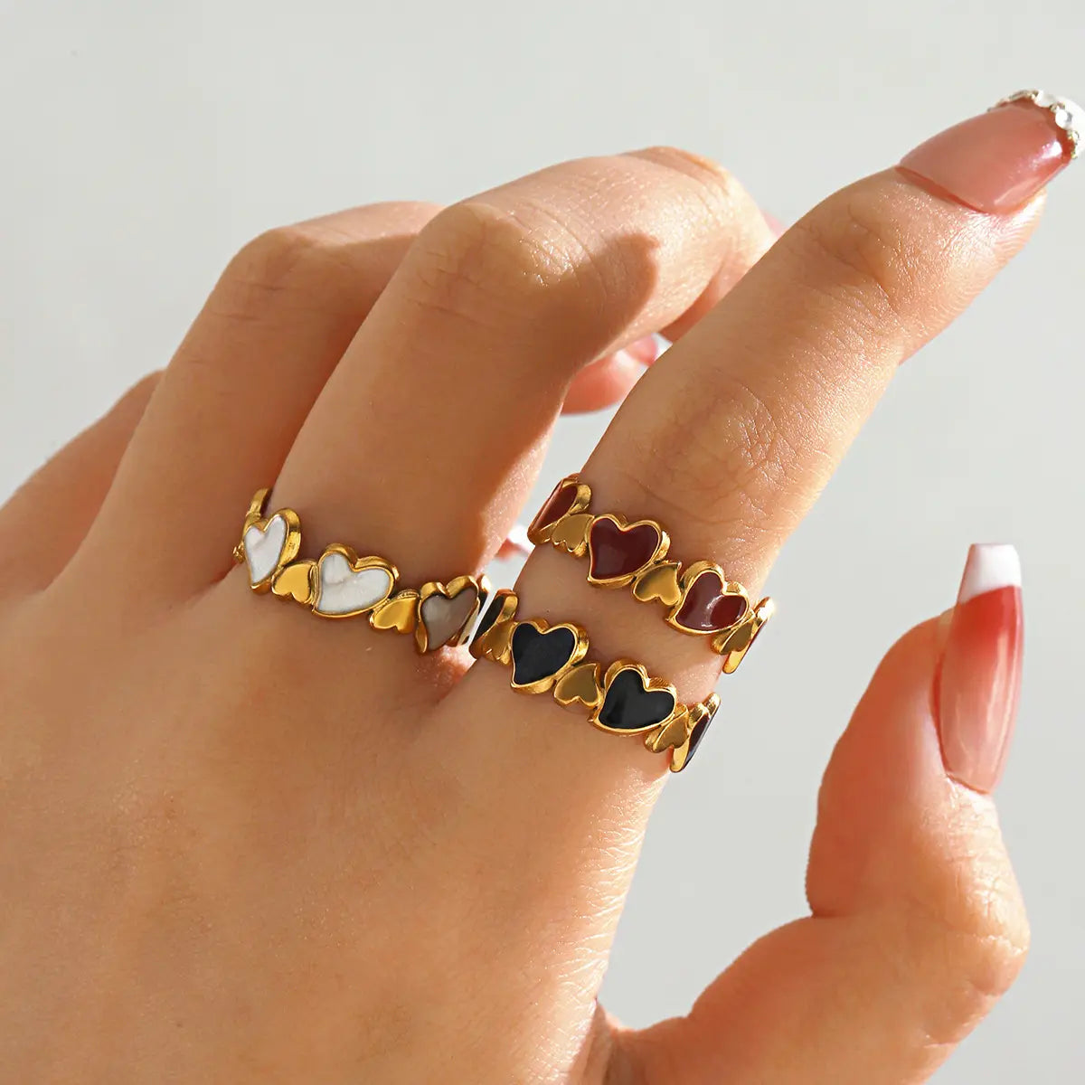 Precioso anillo de acero inoxidable en forma de corazones.
